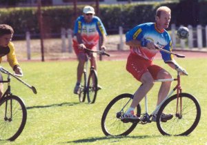 Jean-Pierre Malandain jonglant devant Julien Lassre