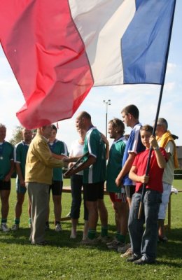 Remise de la Coupe d'Europe 2008 à Pascal Siméon, capitaine des Pédales Varengevillaises